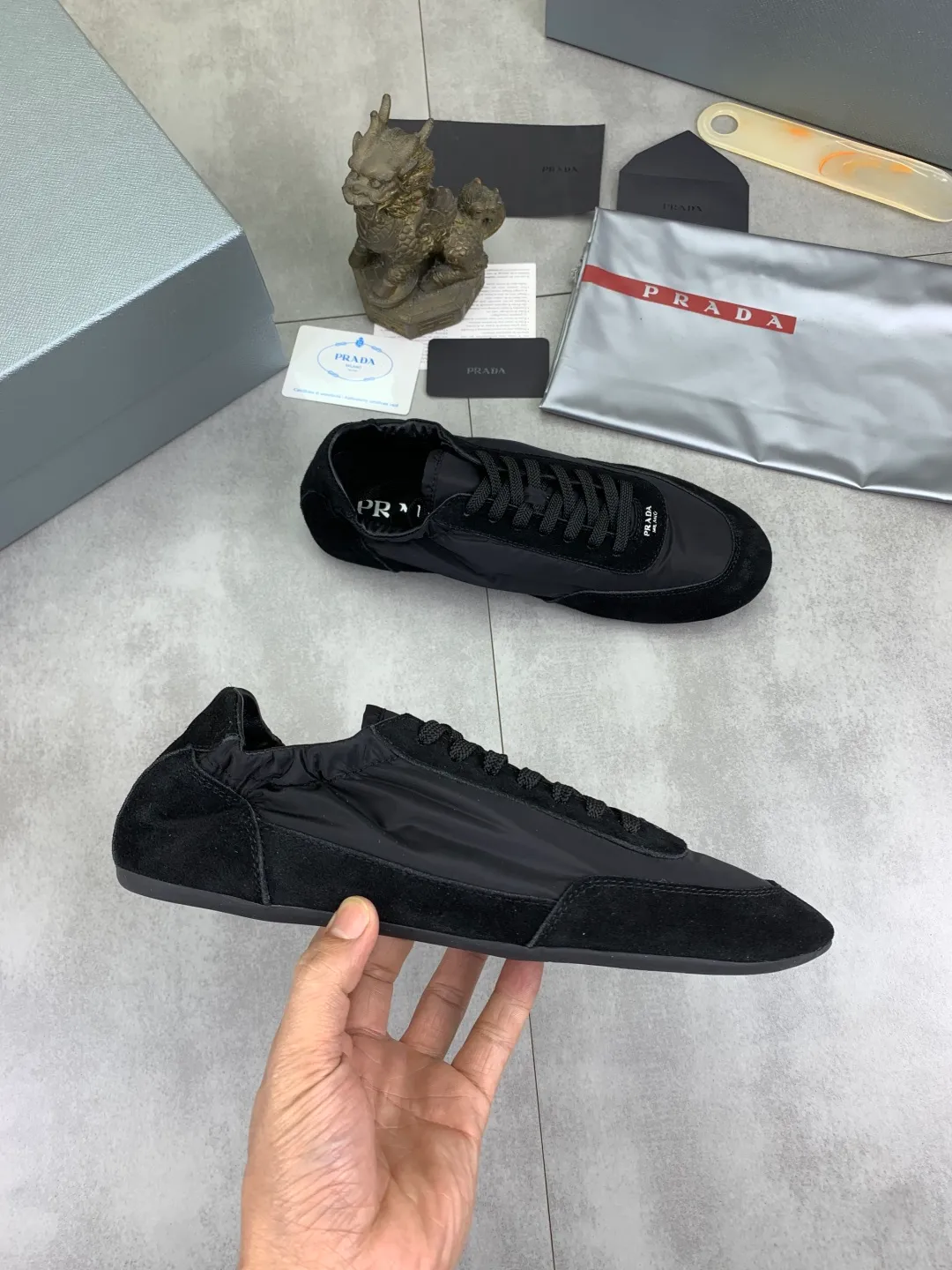 Men's shoes 💰P500💰【New style】hot style is on the official website, 🆘 Trendy brand (Prada) mainly promotes hot style, avant-garde and versatile fashion men's shoes private version mold opening, cowhide surface splicing 1:1 replica... fashionable and simple, original imported cowhide lining cowhide feet; the atmosphere and personality are more fashionable, eye-catching and pursuing class. It will subvert the old idea and be a must-have for fashion trendsetters with you! Must keep it for yourself! Tall and comfortable, large and low, high-end quality workmanship. Size: 38-44; 6️⃣colors available.